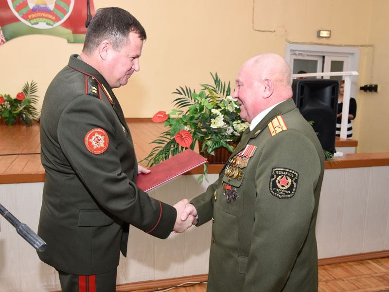 Генерал - лейтенант Андрей Равков поздравляет председателя Борисовской ООС ДОСААФ с юбилеем организации.